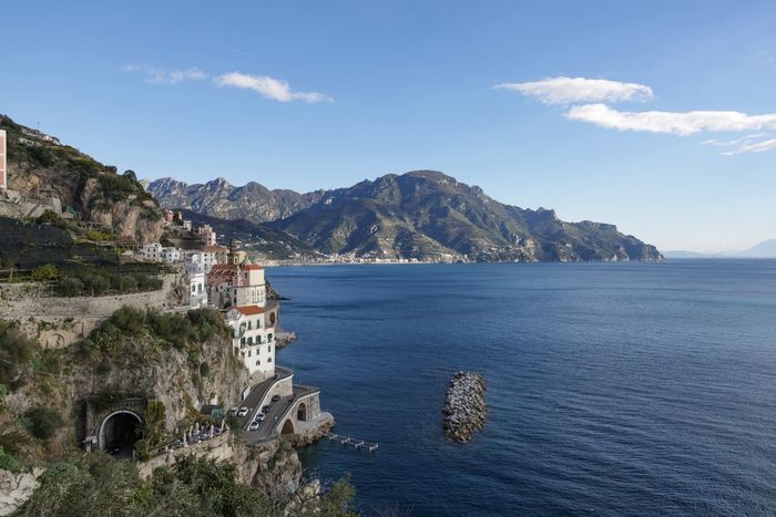 Vista aerea di Amalfi dal mare