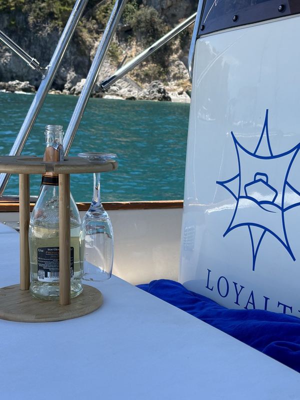Dettaglio del gozzo Loyalty con prosecco a bordo