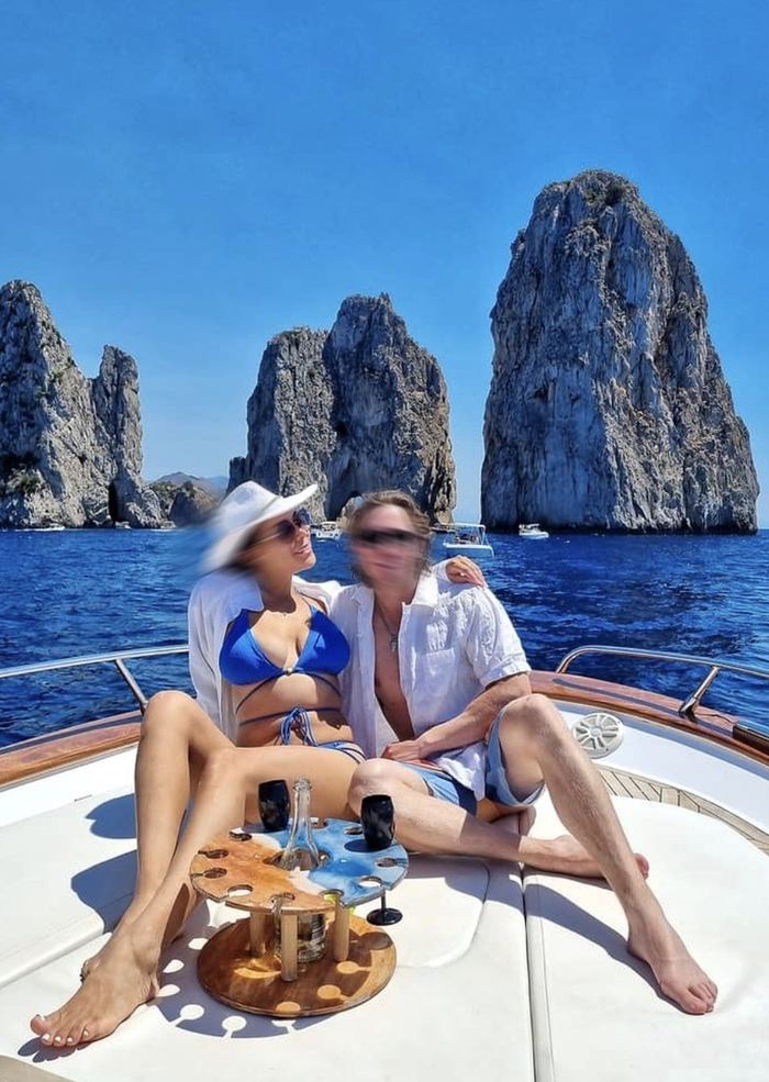 Ospiti a bordo davanti ai Faraglioni di Capri